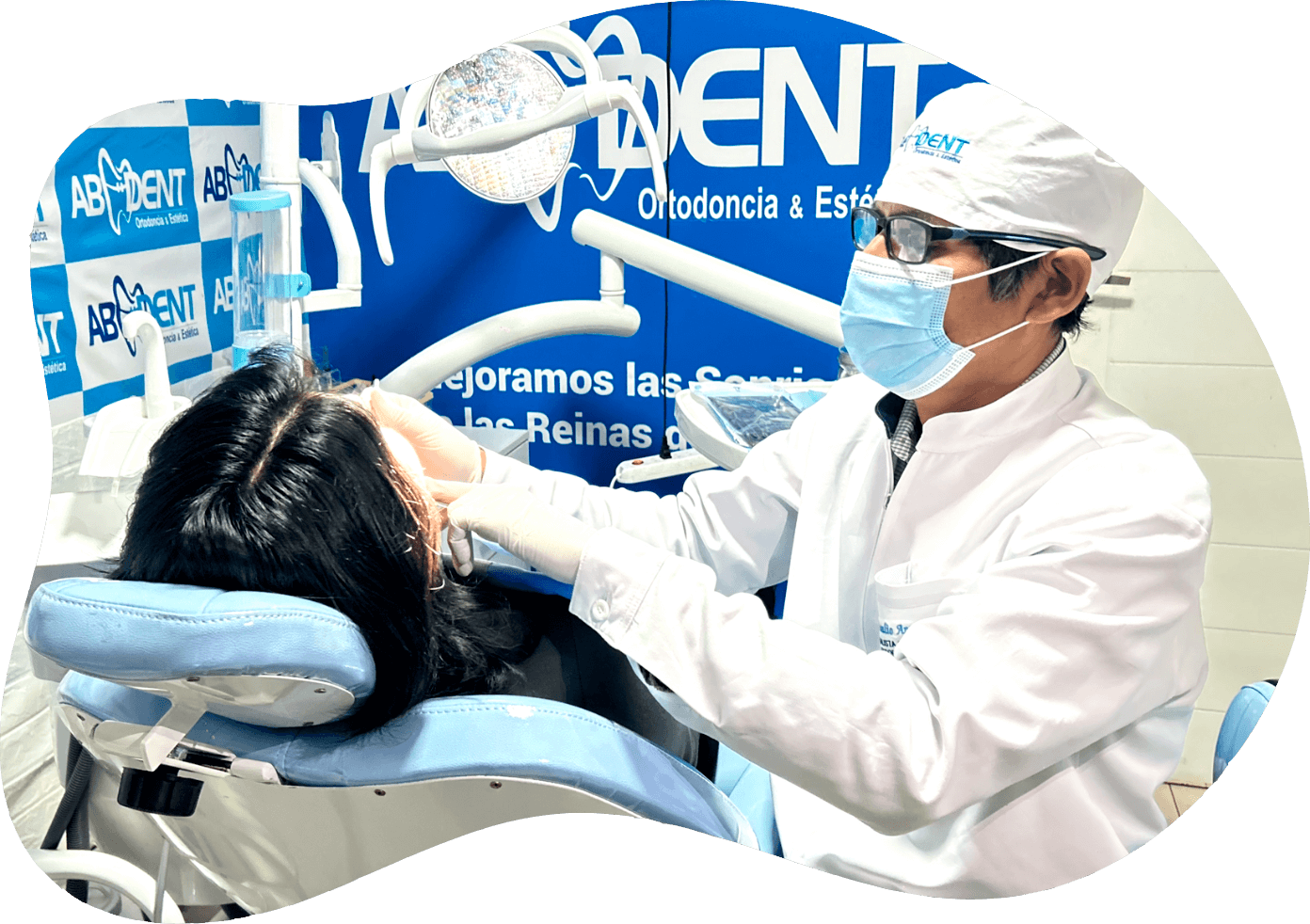 Dentista atendiendo paciente